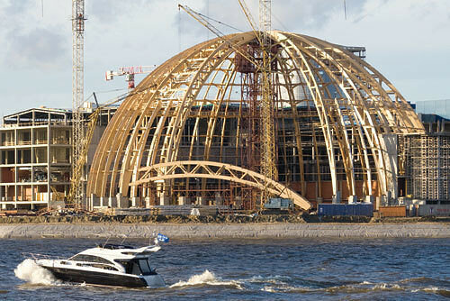 Foto tomada do serviço "Yandex Pictures". O processo de construção da cúpula.