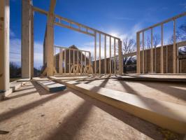 Construção de uma casa de madeira: apresenta trabalhos