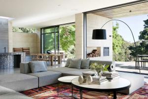 Como a sala de estar australiana é organizada. E por que dedica muito tempo à criação de seu design?