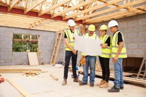Para construir uma casa mesmo, contratar uma empresa de equipe ou de construção?