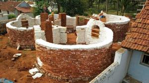 A construção única na Índia dos materiais de construção incomuns