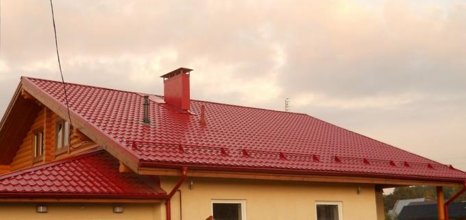 Um telhado com coberturas - metal sob a forma concluída. Imagem com o serviço Yandeks.Kartinki.