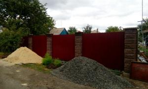 Uma cerca feita de blocos de concreto esmagado e folha-prof, uma cerca pode construir até um construtor iniciante
