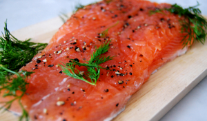 Salmon delicioso como o salmão - uma receita comprovada para saborosa malosolonoy peixe incrível.