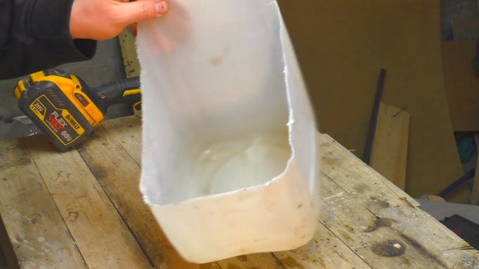 Partindo recipiente de plástico para o caso da ferramenta de montagem. fonte: https://www.youtube.com/watch? v = 5VGl8hqwWjk